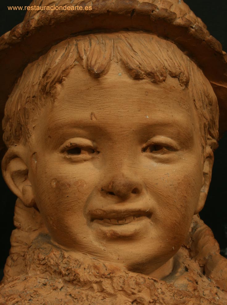 antes de la restauración de la terracota, la suciedad y las fracturas hacian difícil la visión de la escultura.