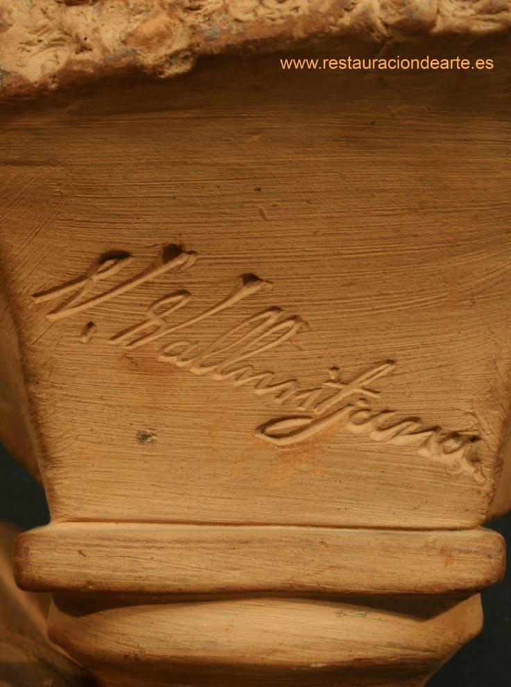 Detalle del troquel de la firmas del escultor Venancio Vallmitjana Barbany