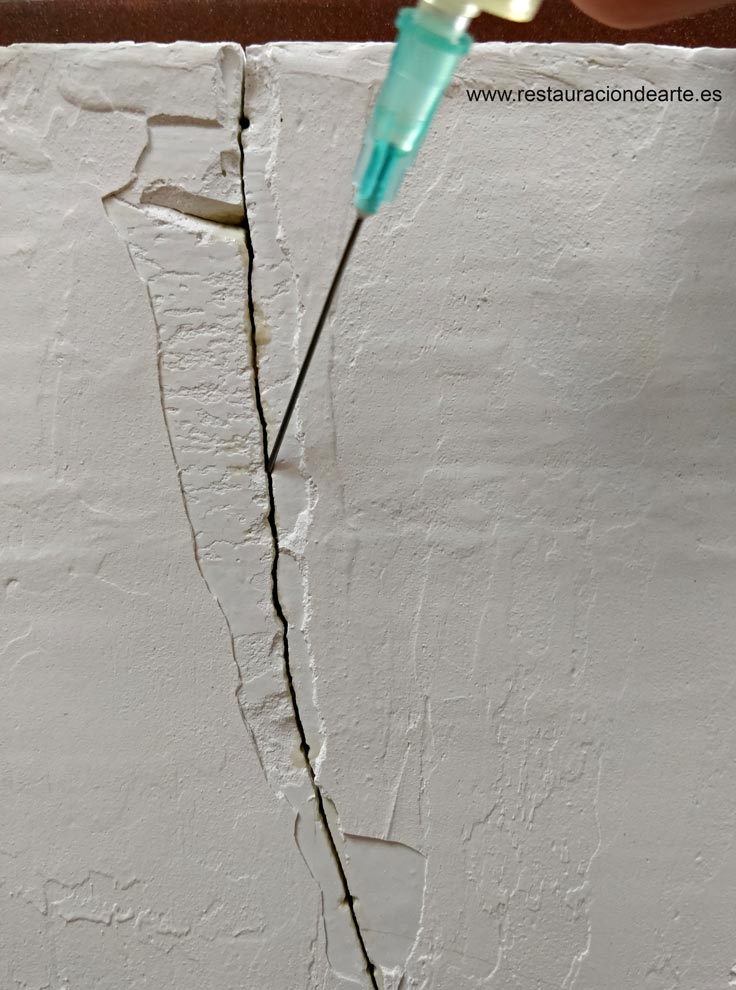 Proceso de inyección y consolidación de los daños producidos por una mala conservación, en el taller de restauración de escultura contemporánea en Madrid