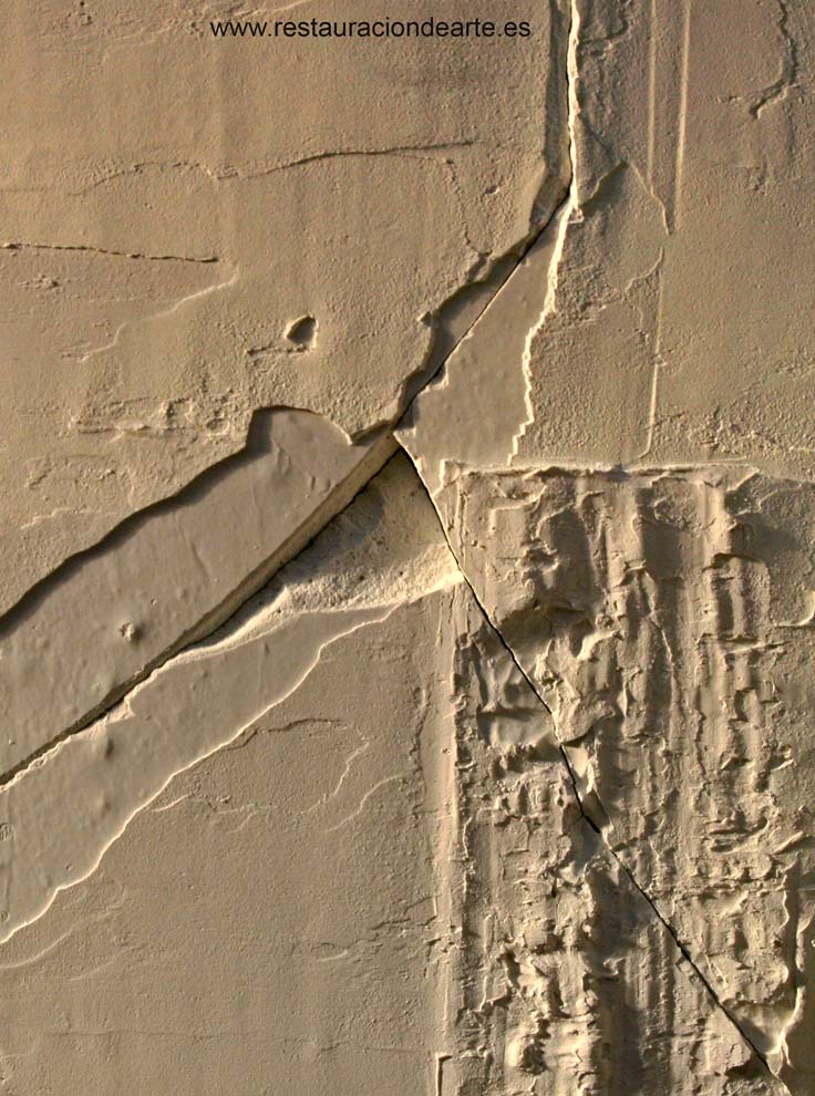 Restauración de escultura contemporánea, detalle de grietas y faltas de escayola.