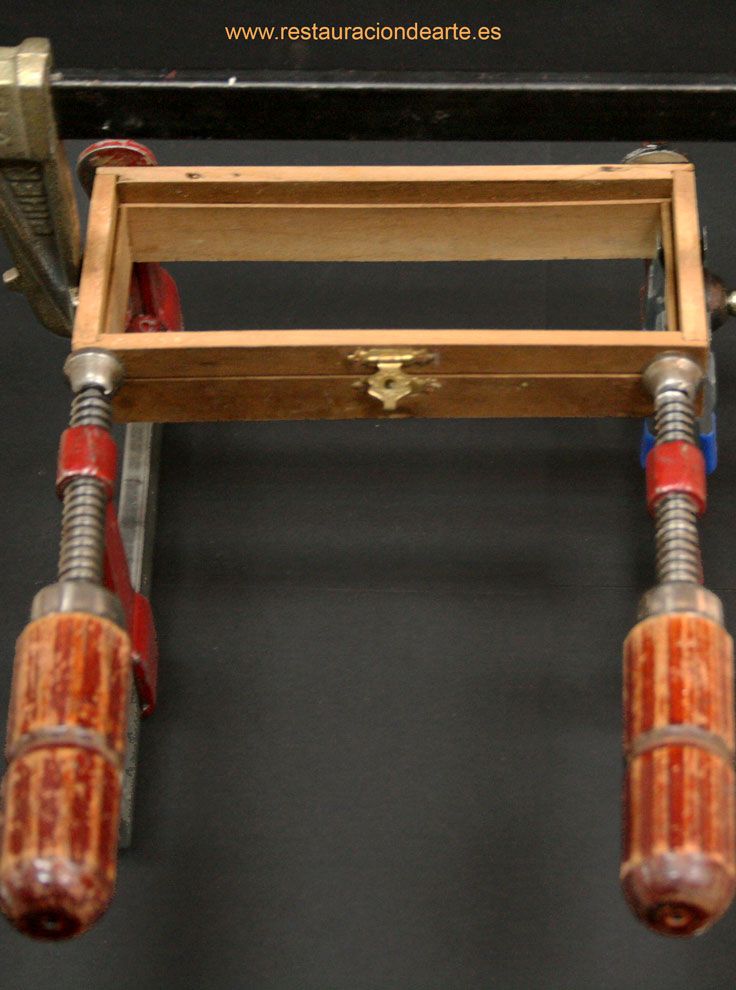 Proceso de restauración de escultura contemporánea, adhesión de fragmentos de la obra de arte