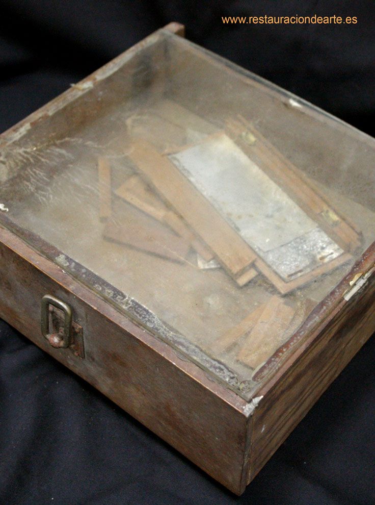 Fotografía inicial antes de la restauración, donde vemos las alteraciones sufridas en la escultura por una deficiente conservación