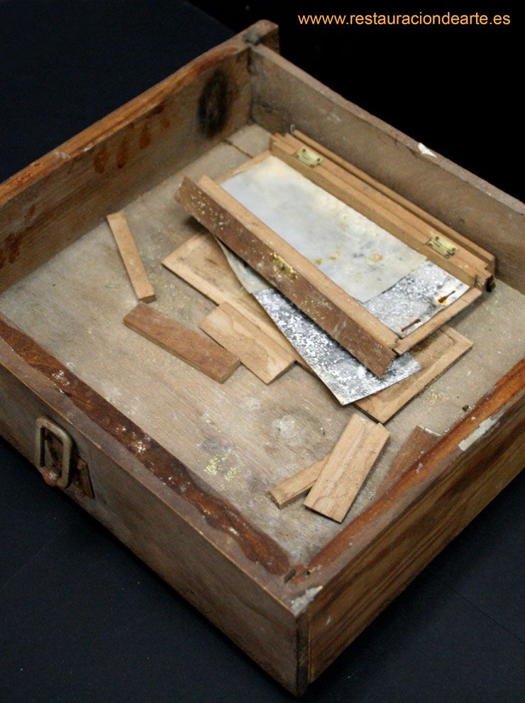 Fotografía durante el proceso de restauración, donde vemos los desperfectos sufridos en la escultura contemporánea por una mala conservación
