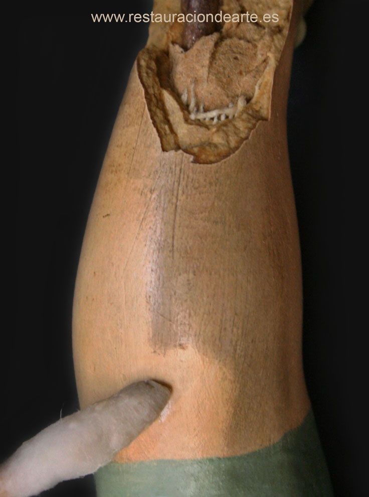 Proceso de limpieza, eliminación de suciedad, eliminación de barniz oxidado, restauración, restauración de escultura, escultura Olot, España