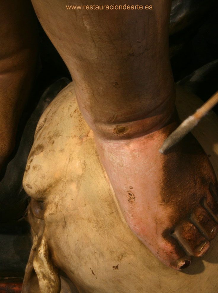 antes de la restauración, detalle de los deterioros, restauración de escultura, talla en madera procedente de convento en Madrid España