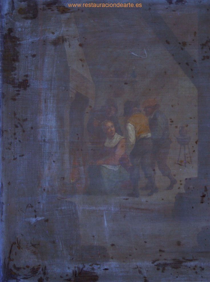 Fotografía antes de la restauración con luz ultravioleta donde se aprecian los repintes y el barniz oxidado en el estudio de restauración en Madrid