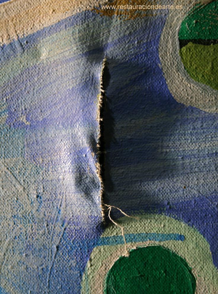 Fotografía antes de la restauración con deterioros, cuadro rajado