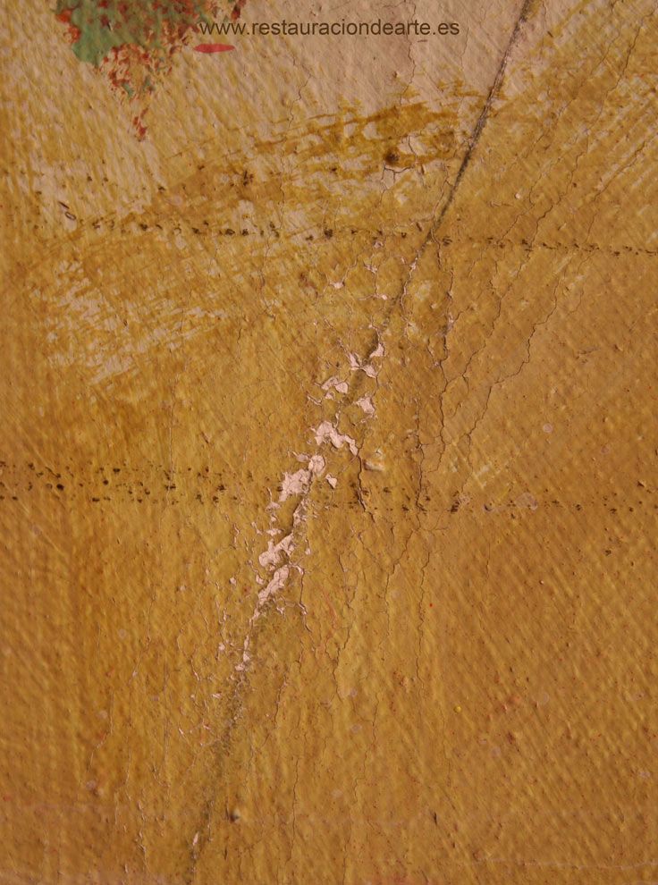 detalle del deterioro, fotografía antes de la restauración con deterioros provocados por golpes con perdidas de policromía fotografia inicial antes de la restauración