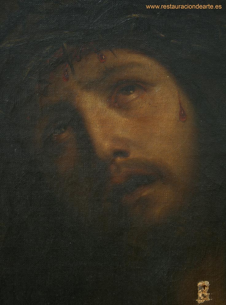 Detalle de la cara de Cristo, oculta tras el grueso barniz oxidado, antes de la restauración