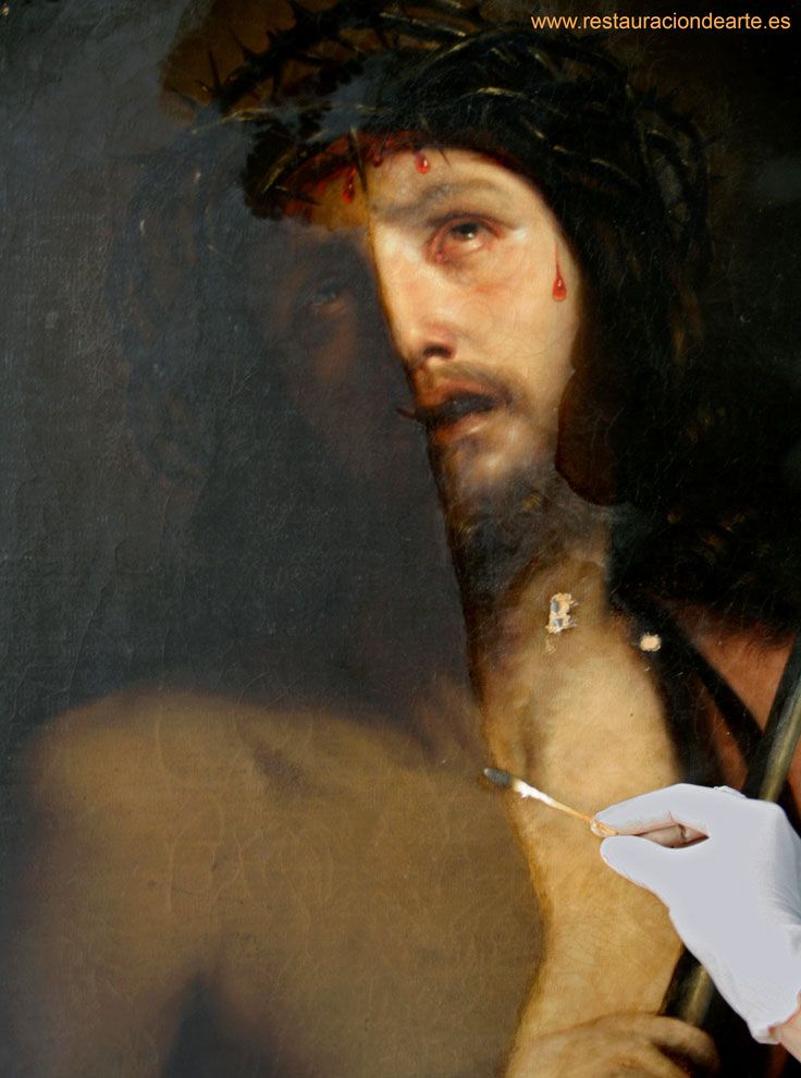 Proceso de limpieza del barniz alterado de color oscuro por el restaurador de pintura