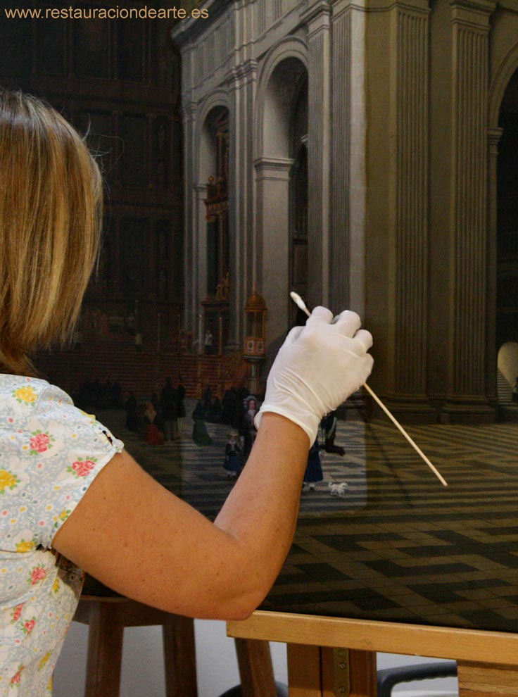 Detalle del proceso de limpieza del barniz oscurecido por el tiempo, durante la restauración realizada por la restauradora de pintura de caballete.