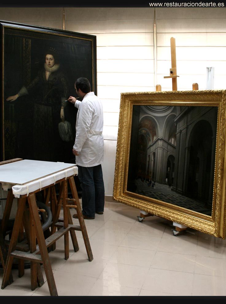 Limpieza del barniz oxidado en el taller de restauración de pintura en Madrid, durante la restauración realizada por el restaurador de pintura de caballete.